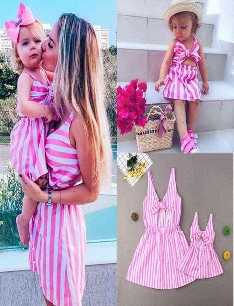 Mère fille été robe rayée famille correspondant femmes enfant filles vêtements sans manches sangle Bowknot genou longueur robe de plage Y1123054240