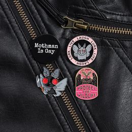 Mothman Is Gay Emaille Pins Dier Mot Cartoon Broches Revers Badge LGBT Sieraden voor Rugzak Kleding Punk Gothic Accessoires