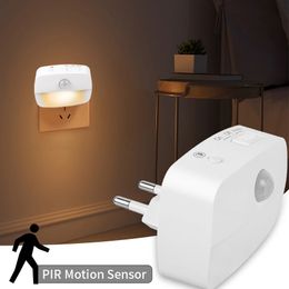 Motion Sensor Night Light EU -plug in 220V batterij aangedreven bewegingsdetector LED Night Lamp voor slaapkamer kast keuken toilettrap