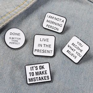 Citations de motivation épingles en émail vivent la vie heureuse broches sac hat la lettre épouille