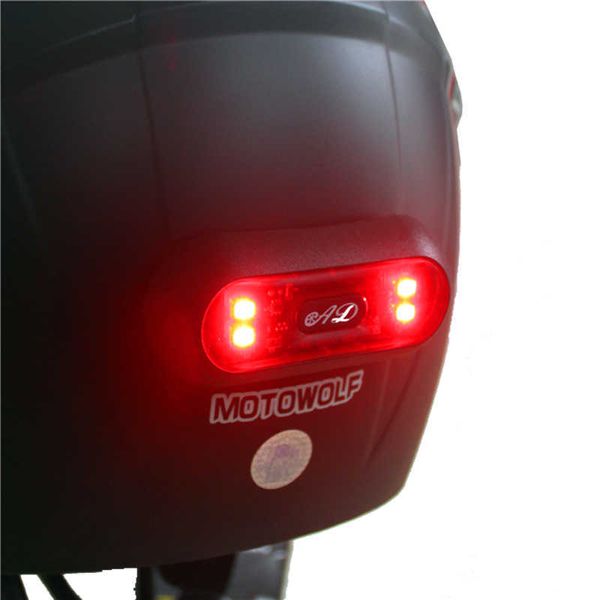 Accessoires de moto casque lumière intelligente nuit cyclisme Signal de sécurité voyant d'avertissement universel LED feu arrière