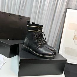 Motorlaarzen Designer Boots schoenen van hoge kwaliteit Herfst Winter Dames Voor Slip-On Ronde neus Enkellaarzen Heren Gesp Motorfiets Luxe Dames Merk Kort