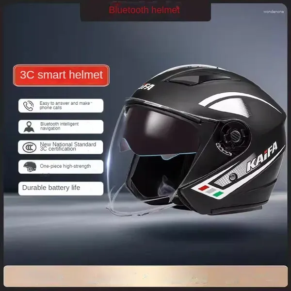 Casque de casque de moto avec des objectifs doubles et casque Bluetooth.