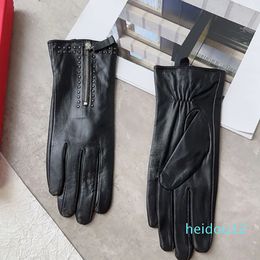 Guantes de cuero para motocicleta, manoplas gruesas de piel de oveja a prueba de viento de diseñador para exteriores, guantes con cinco dedos para hombres y mujeres