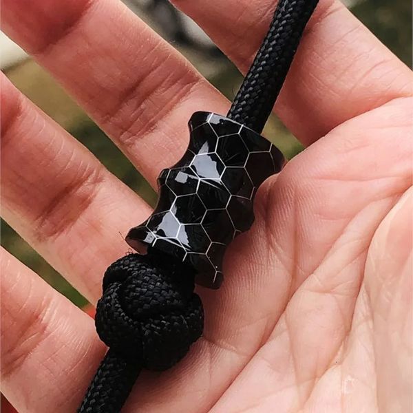 Montañismo Crampones Negro Panal Resina Paracord Beads DIY Mochila Llavero Colgante Cuchillo EDC Accesorios para herramientas 231024