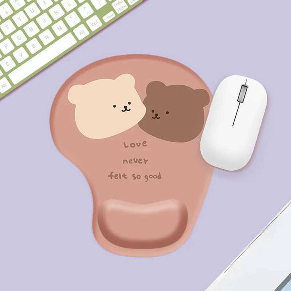 Poussions de souris poignets Rests Cartoon Bear Bureau épaissison PAD DE MONDE PADE POUR SILICONE RÉFORME PAD PAD PAD PAUD POUR DES MAISONS MOUSEPAD ANIME Y240423