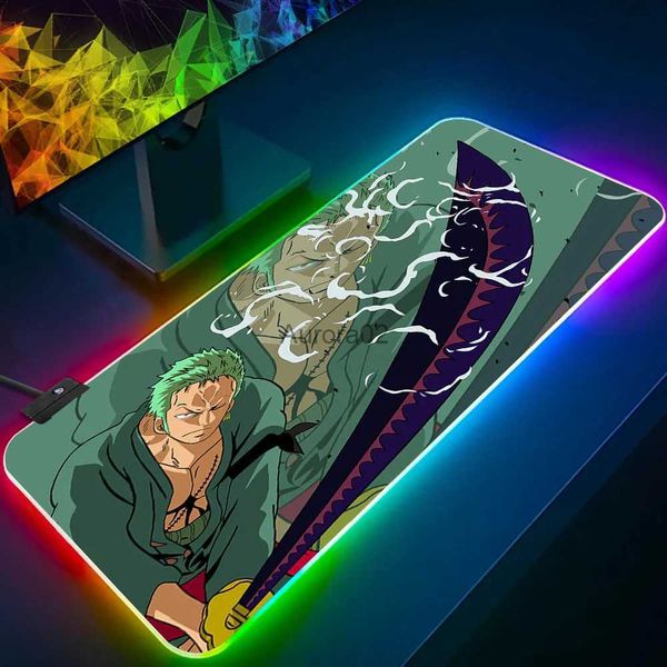 Alfombrillas para ratón Reposamuñecas One Piece Zoro RGB Pc Gamer Teclado Alfombrilla para ratón Alfombrilla para ratón LED Alfombrillas para ratón Brillantes Alfombrilla para Juegos de Goma Mausepad YQ231117