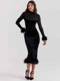 Mozision élégant plume Sexy robe mi-longue pour les femmes noir mode pure à manches longues dos nu moulante Club fête 240313