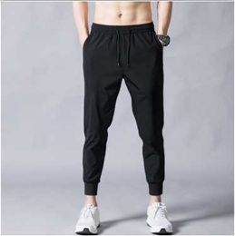 MRMT 2021 Marque Été Pantalons pour hommes Mince Mode Slim Quatre-vingt-dix points Pantalon pour hommes Loisirs Petits pieds Pantalon Y0927