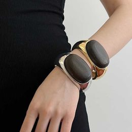 Mevrouw Chen, dezelfde niche zware industrie overdreven houten brede versie koppelarmband, lichte luxe, high-end gevoel, modetrendarmband 231015