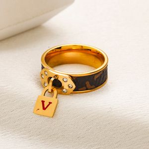 Mtt9 Trouwringen Klassieke Stijl Brief Ring Designer Luxe Leer Nieuwe Rvs Charm Mode Paar Familie Liefde Sieraden Doos Packag