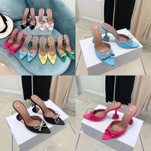 Muaddi Amina Awge Slippers Bow Crystal Crystal Embellies Himitone Mules Talons Sandales Femmes Summer Designers Chaussures Sandal Factory Footwear with Box