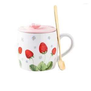 Tasses 13,5 ox tasse en céramique de fraises mignonnes avec couvercle cuillère en porcelaine de porcelaine à thé de lait pour le bureau de ménage