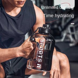 Mokken 1700 ml2700 ml Gym Cycling Cup PP Materiaal Nauwkeurige schaal Portable grote capaciteit waterfles voor mannen met sportfitness Z0420