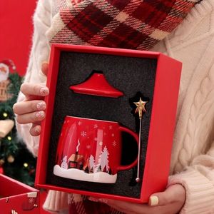 Mokken 1pc Kerst Koffiemok Met Deksel En Roerder Keramische Kopjes Leuke Water Zomer Winter Drinkware Geschenken 231122