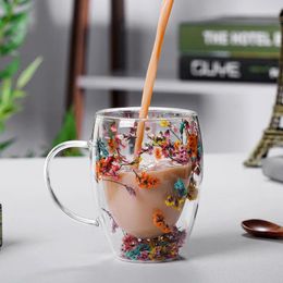 Tasses 1pcs tasse de tasse en verre double mural créatif avec fleur de fleur sèche escargot conchs brilleurs garnitures pour le jus de café