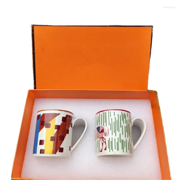 Tazas 2 PCS Taza de café Diseños vintage Juego de té de porcelana Bone China con cuchara Cerámica Drinkware Regalo de cumpleaños