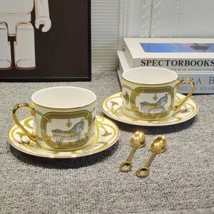 Mokken 2 pc's set luxe theekopjes en schoteltjes Fine Bone China Coffee Golden Handle Royal Porselein Party Set Espresso 230815