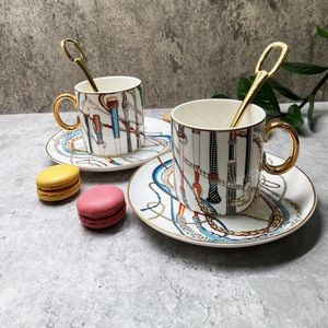 Mugs 2 Sets Euro Royal Court Bone China Cups and Saucers Retro Parp Coffee Afternoon Tea Set met lepel geschenkdoos 230815