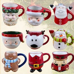 Tasses 2024 Noël Tasse en céramique Tasse Poignée Couvercle Creative Eau Café Bière Lait Dessin animé Cadeau Père Noël Bonhomme de neige 200 600 ml 231122