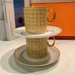 Tazas 2024 Juego de taza y platillo de café con mosaico de lujo de nuevo estilo con Handel dorado Taza de té de la tarde de capuchino de cerámica Juego de 2 tazas de café L240312