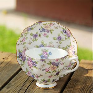 Mokken 220 ml Europe Style Ceramic Bone China Coffee Set Cup en Saucer Lepel Kit Hand geschilderd Cuckoo Bird Bloempatroon Zwarte thee Mug 230818