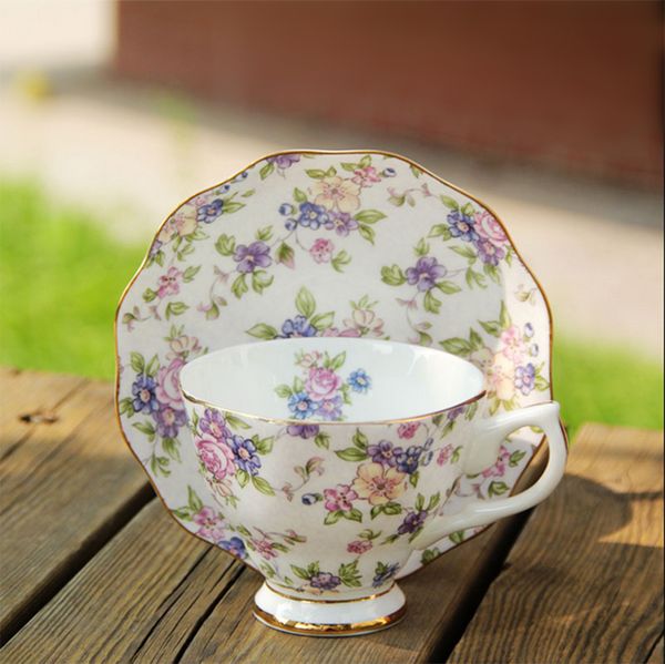 Tazas 220 ML Estilo europeo Cerámica Bone China Juego de café Taza y platillo Cuchara Kit Pintado a mano Cuco Pájaro Flor Patrón Taza de té negro 230818