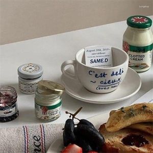 Mokken 2 STUKS Koreaanse stijl Niche Koffiehuis Eenvoudige blauwe letter Keramische mok en schotel Set Franse Retro Romantische Melkkop Drinkgerei Geschenken