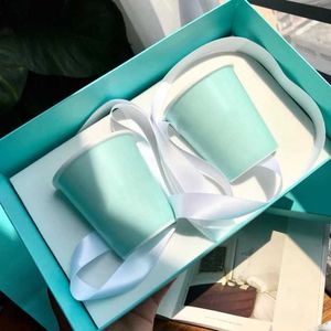 Tasses 2pcs / set porcelaine avec boîte et sac d'anniversaire de mariage cadeau céramique café thé lait d'eau tasses pour les amis de la famille à la maison y2210