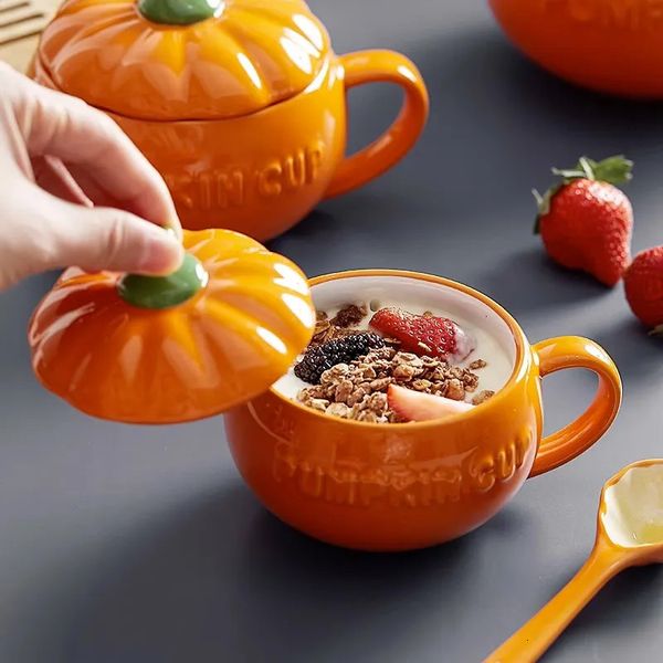 Tasses 300 450ML Halloween citrouille en forme de tasse en céramique avec cuillère Kawaii soupe tasse couvercle avoine eau créative 231018