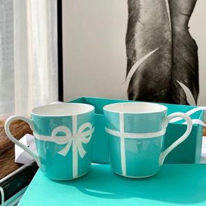 Tasses 300ml Bleu En Relief Rosette Bone China Tasse Et Tasse Bow-noeud Blanc Porcelaine Café De Mariage Cadeau D'anniversaire