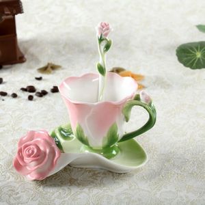 Mokken 3d Rose Email Coffee Cup Set met lepel schotel keramische theemelk Europeaan China waterfles Huwelijk Kerstcadeau 230815