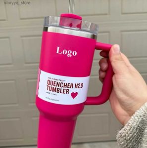 Tasses 40 oz Quencher Tumblers Rose Co-ed Cosmo Parada Flamingo Tasses de cadeau de Saint Valentin en acier inoxydable avec poignée en silicone Couvercle et paille Tasses de voiture café L240312