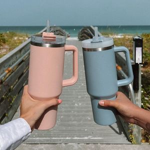 Tasses Gobelet de 40 oz avec poignée paille et flèche en silicone tasse thermos sous vide en acier inoxydable tasse à café de voiture de voyage de grande capacité 230927