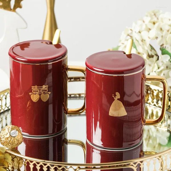 Tasses 450 ml de mariage créatif tasse de couple de mariage unique en céramique rouge avec couvercle et cadeau de cuillère en acier inoxydable pour mari femme