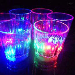 Tasses 50 ml LED tasses clignotantes amusant bière vin boire tasse en plastique Transparent clignotant brillant Barware pour Bar boîte de nuit fête d'anniversaire