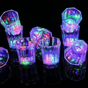 Tasses 50 ml LED tasses clignotantes amusant bière vin boire tasse en plastique Transparent clignotant brillant Barware pour Bar boîte de nuit fournitures de fête 231121