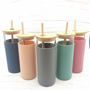 Tazas 75 unids / lote 480 ml 16 oz Taza de vidrio Taza de jugo Leche con funda de silicona Tapa de bambú y vaso de coche de paja Oficina de vino