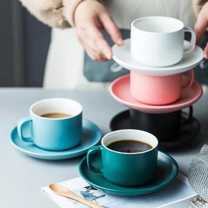 Tasses Un ensemble de tasse à café et soucoupe en céramique nordique Simple tasse à jus de lait tasses de petit déjeuner ustensiles de plat de thé de l'après-midi