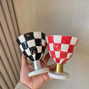 Tasses Tasse en céramique en damier noir et blanc, classique européen peint à la main, pieds hauts rouges, tasses à café, tasse de couple, décoration de la maison