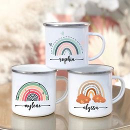 Mokken Kampvuur Mok Regenboog Rustieke Verjaardag Kerstcadeaus Gepersonaliseerde Emaille Mok voor Kind Vrouwen Vriend Camper Aangepaste Cups Regenboog Mok 231120