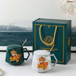 Tasses dessin animé Céramique Masse de réunion annuelle Cadeau avec couvercle Personnalité de la cuillère à café Tasse à thé