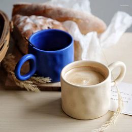 Tasses en céramique grosse boucle d'oreille tasse tasse de tasse de poignée ronde à main pincement de tasses blanches bleues avec des points plissinants lait