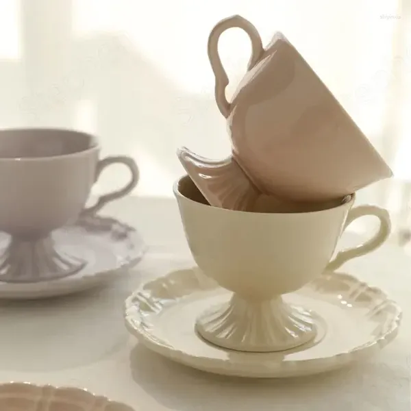 Tazas Ceramic Coffee Copas de té European Topic Tail Set Cream Alivio Falda Edge Platos Postres Regalos de vacaciones Hand