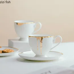 Tazas Ceramic Coffee Taza de porcelana y platillo Conjunto de tazas de esmalte de flujo dorado Accesorios de té de la tarde