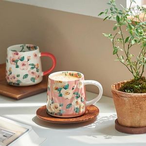 Tasses La fleur en céramique est conçue avec un sentiment de tasses à café rétro de niche de grande valeur et de tasses exquises.