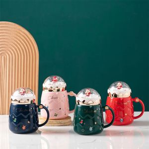 Tasses Noël mignon père noël Figurines tasse en céramique créative boule de neige paysage couvercle cadeau de noël lait café pour bureau maison 231023