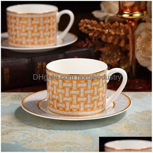 Tazas Tazas y platillos de café de porcelana de hueso europea clásica Vajilla Platos Platos Juego de té de la tarde Cocina casera con caja de regalo 230817 Dhykw