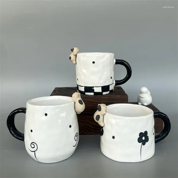 Tasses claires simples irrégulières faites à la main noir et blanc tasse de poterie grossière chaton tasse à café en céramique lumière luxe mignon eau amusante