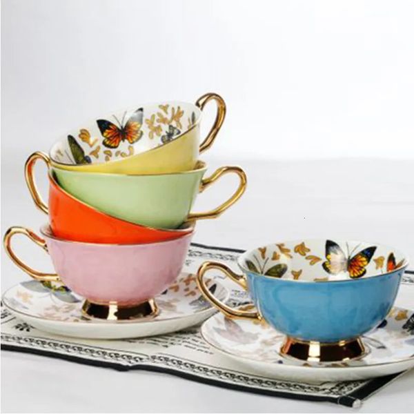 Tasses Tasses à café porcelaine haute qualité papillon fleur tasse à thé soucoupe ensemble britannique après-midi thé heure tasse en céramique bureau Drinkware 231010